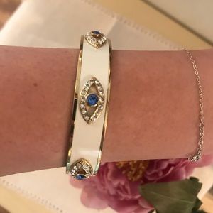 Eye bracelet with magnetic closure